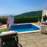 Diana Villa *